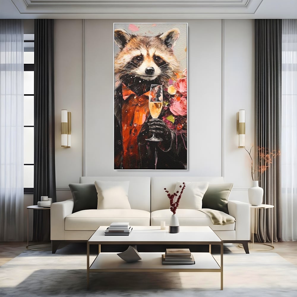 Tablou canvas cu tablou canvas cu raton elegant tinand pahar de sampanie, in rama de aluminiu argintiu, pe perete intr-un living